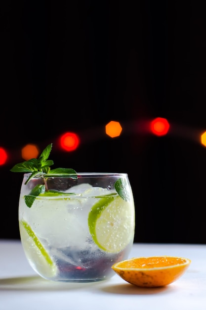 Cocktail mit Zitrone und Limette