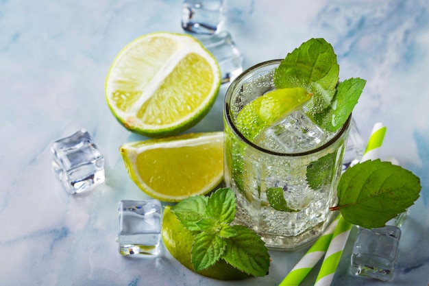 Cocktail Mojito mit Minze, Limette und Eis. Selektiver Fokus