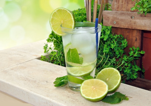 Cocktail Mojito mit Run, Minze und Limette auf der Sommerterrasse