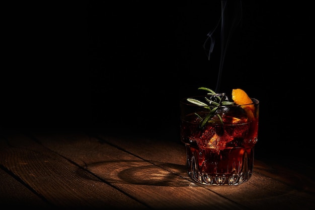 Cocktail Negroni auf dunklem Holzbrett