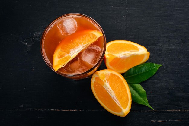 Cocktail Negroni Orange und Whisky auf einem hölzernen schwarzen Hintergrund Ansicht von oben Kopieren Sie Platz