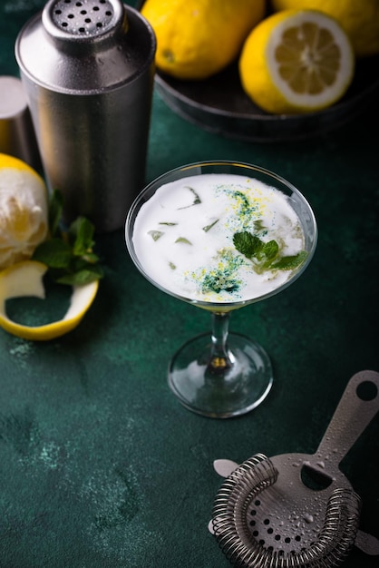 Cocktail oder Mocktail mit Zitrone und Minze