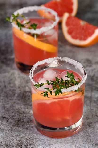 Cocktail pink paloma com tequila prata