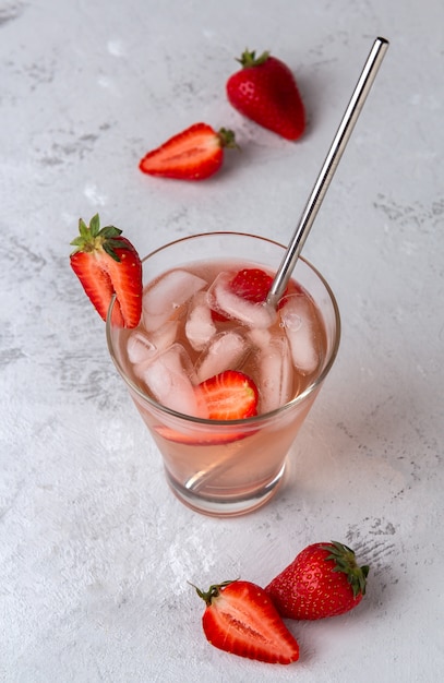 Cocktail refrescante com morangos e cubos de gelo