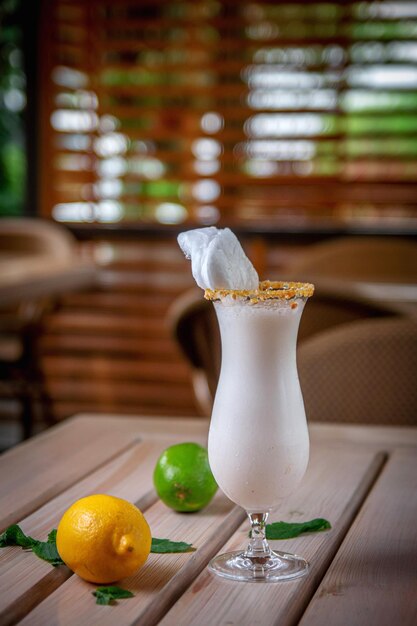 Cocktail refrescante de batido de baunilha sem álcool na esplanada do restaurante Sorvete de Baunilha Batido de Leite Batido de Banana com Menta e Baunilha