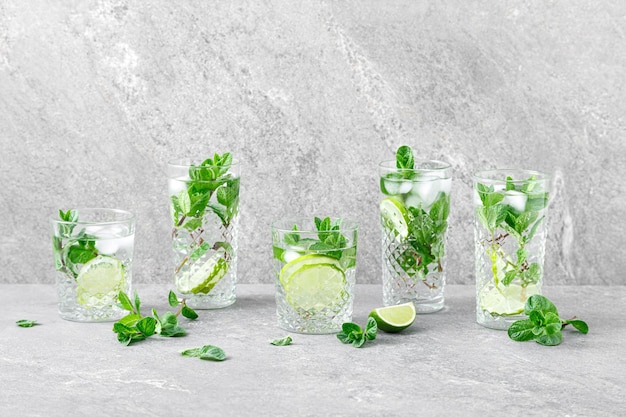 Cocktail refrescante de mojito de menta e lima com bebida cítrica refrescante de gelo