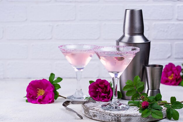 Cocktail rosa com calda de rosa