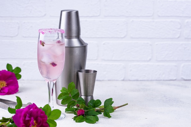 Cocktail rosa com champanhe e calda de rosa