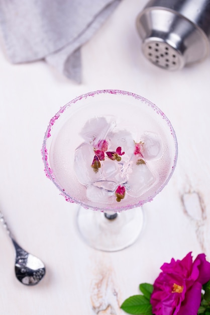 Cocktail rosa margarita com calda de rosa