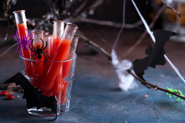 Cocktail sangrento em tubos de vidro para festa de Halloween.