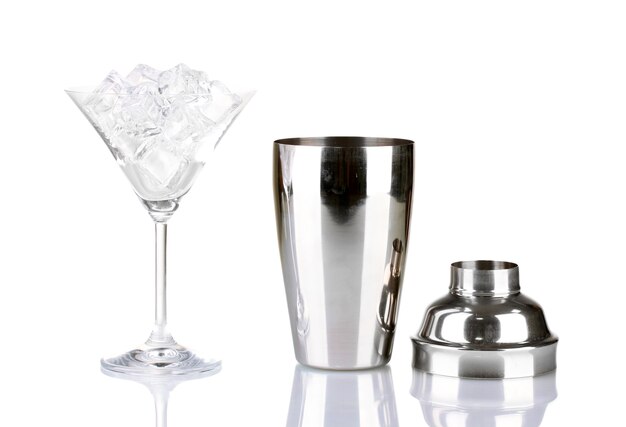 Cocktail Shaker und Cocktailglas auf Weiß