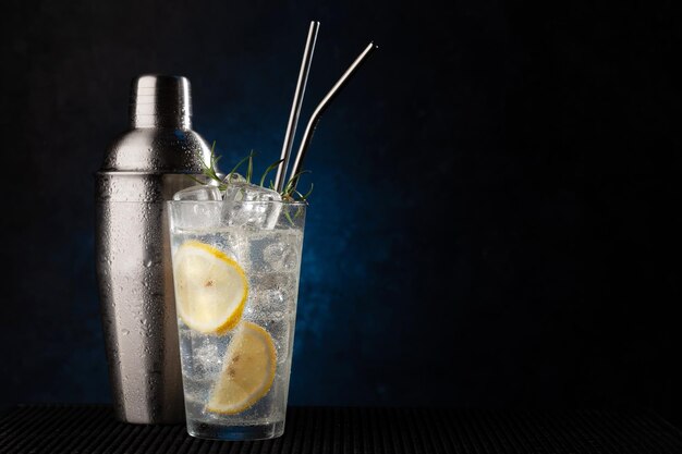 Cocktail-Shaker und Gin-Tonic-Cocktail