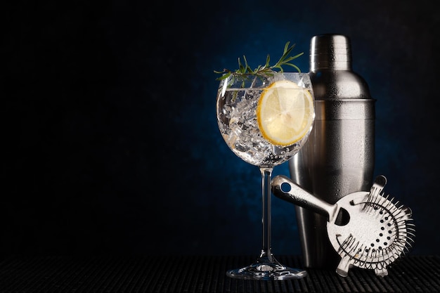 Cocktail-Shaker und Gin-Tonic-Cocktail