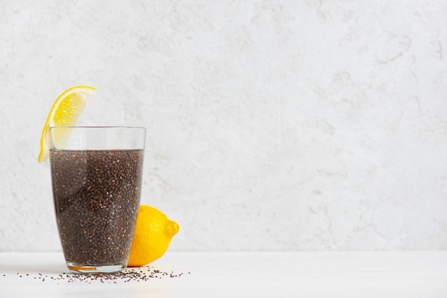 Foto cocktail simples de sementes de chia com limão