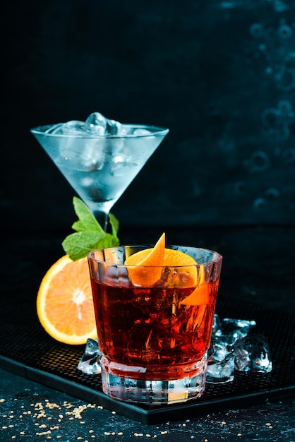 Cocktail tradicional Negroni em fundo de pedra preta Barra de menu Álcool