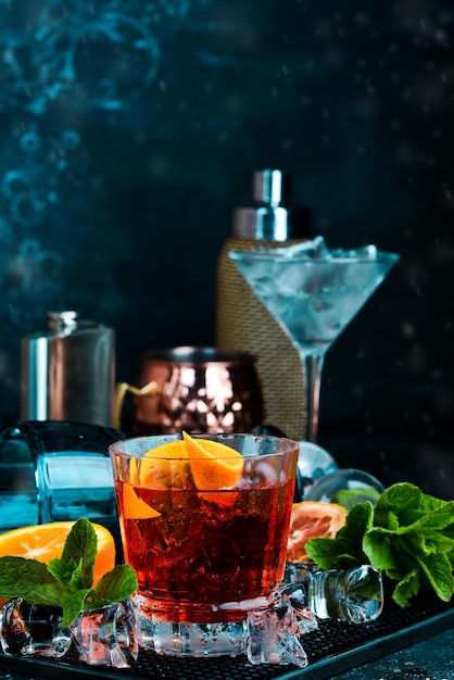 Cocktail tradicional Negroni em fundo de pedra preta Barra de menu Álcool