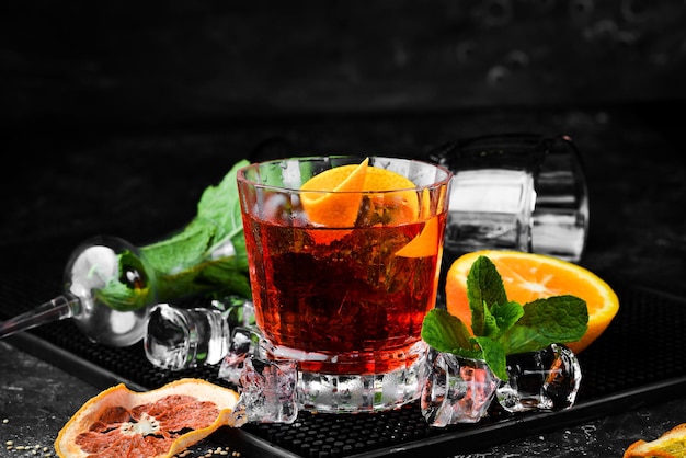 Cocktail tradicional negroni em fundo de pedra preta barra de menu álcool