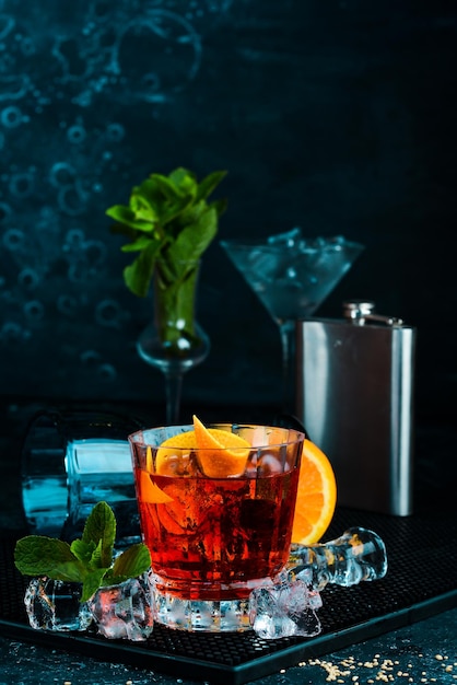 Cocktail tradicional Negroni em fundo de pedra preta Barra de menu Álcool