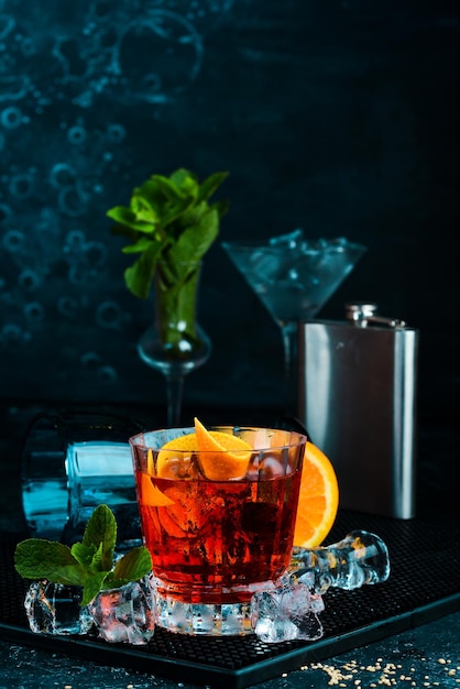 Cocktail tradicional negroni em fundo de pedra preta barra de menu álcool