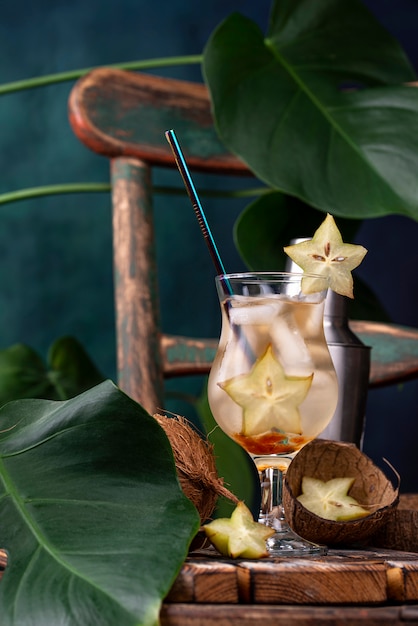 Cocktail tropical com carambola