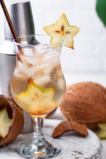 Cocktail tropical com carambola