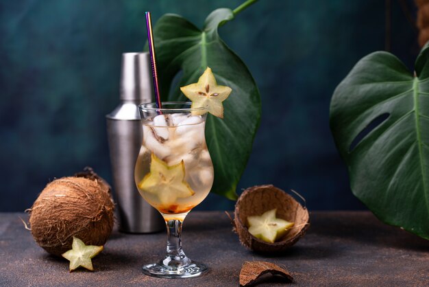 Cocktail tropical com carambola