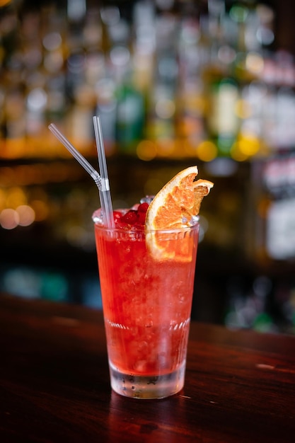 Cocktail tropical exótico com abacaxi no balcão do bar