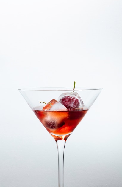 Cocktail vermelho com cerejas