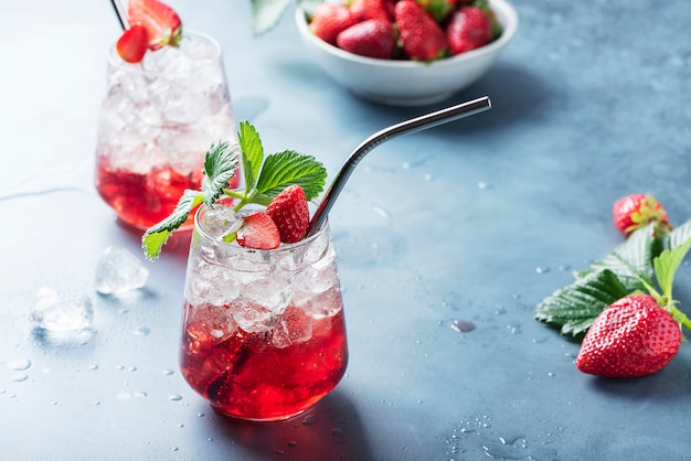 Cocktail vermelho com gelo e morango fresco