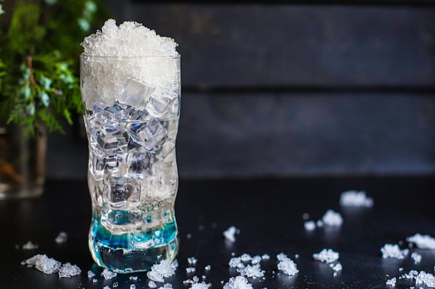 Cocktailgetränk Blaue Farbe Eis und Alkohol oder alkoholfreies Tonic Soda