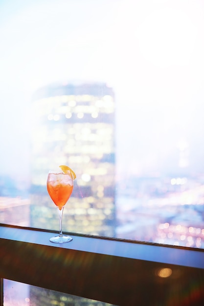 Cocktailgläser auf der Fensterbank am Glas eines Hochhauses