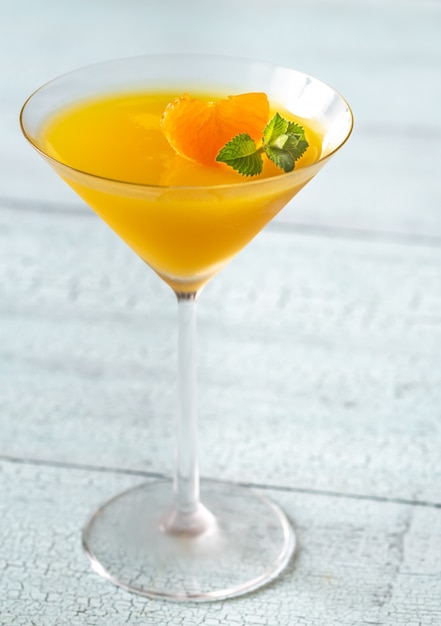 Cocktailglas mit Orangengelee-Dessert