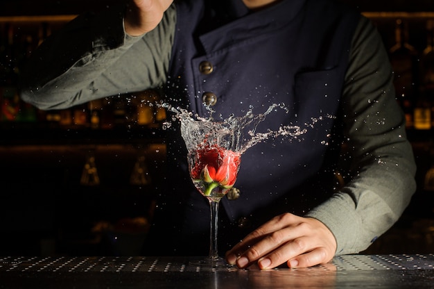 Cocktailglas mit Spritzgetränk und Rose drin