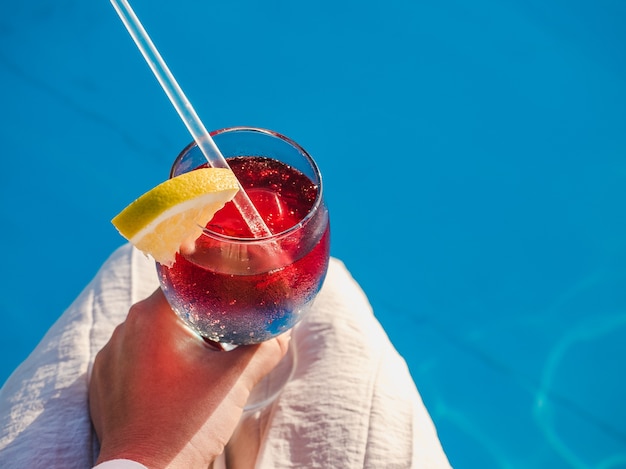 Cocktailglas neben einem Pool