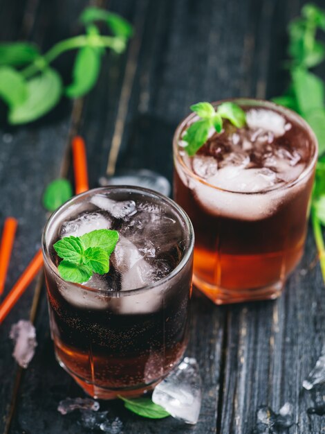 Cocktails alcoólicos de verão vermelho com gelo e hortelã. sem refrigerante e com refrigerante