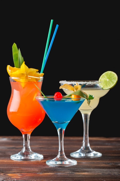 Cocktails alcoólicos e não alcoólicos na mesa de madeira. Bebidas frias de verão