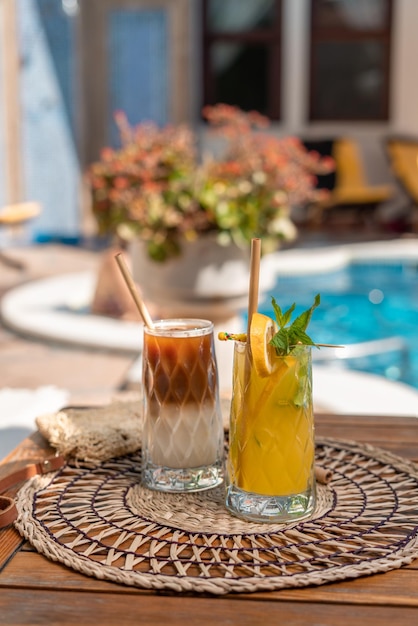 Cocktails am Pool. Sommerferienkonzept