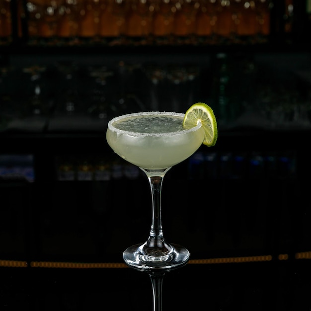 Cocktails an der Bar in einem Nachtclub