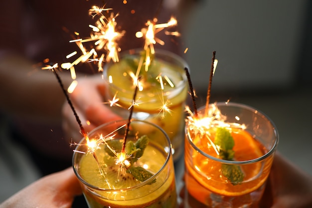 Foto cocktails de frutas com luzes brilhantes