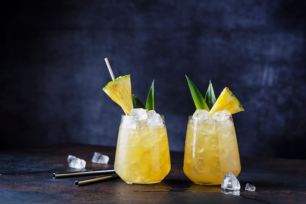 Cocktails de verão na mesa escura