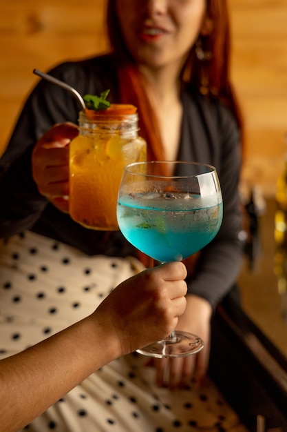Cocktails mit Freunden teilen