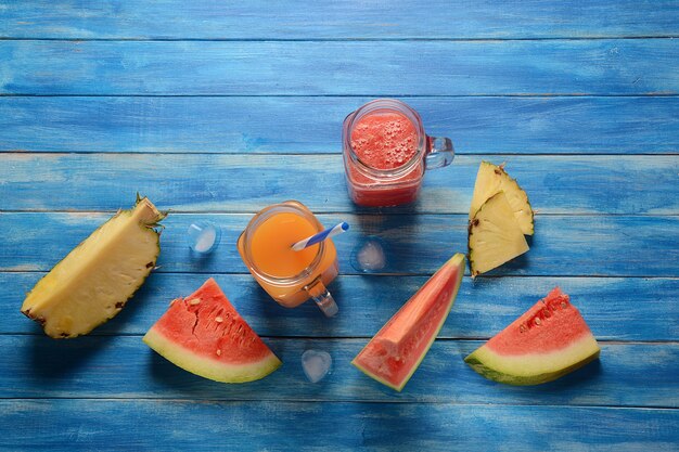 Cocktails mit frischer Wassermelone und Ananas in Gläsern