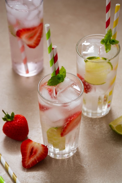 Cocktails mit Früchten und Beeren. Sommer kalte erfrischende Fruchtgetränke mit Strohhalmen