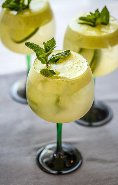 Cocktails mit Limetten-Holunderblütensirup und Eis