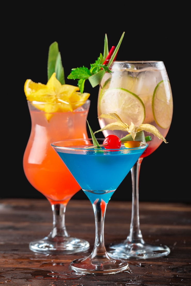 Foto cocktails multicoloridos no bar close-up tiro