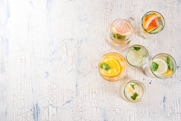 Cocktails saudáveis de verão, conjunto de várias águas cítricas com infusão, limonadas ou mojitos