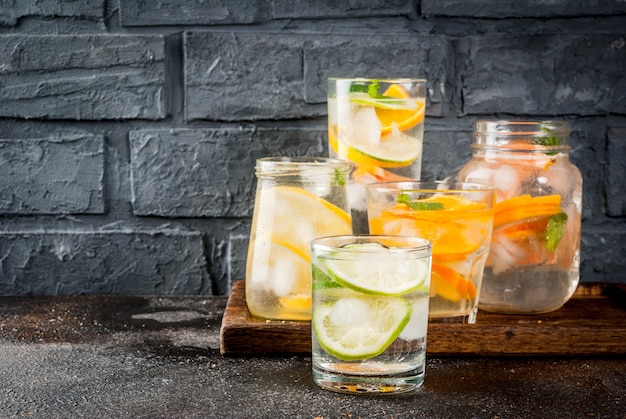 Cocktails saudáveis de verão, conjunto de várias águas cítricas com infusão, limonadas ou mojitos