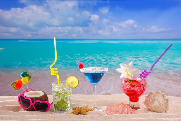 cocktails tropicais de praia na areia branca mojito azul havaí