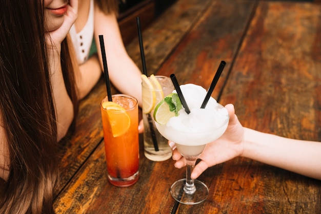 Cocktails und Frauen