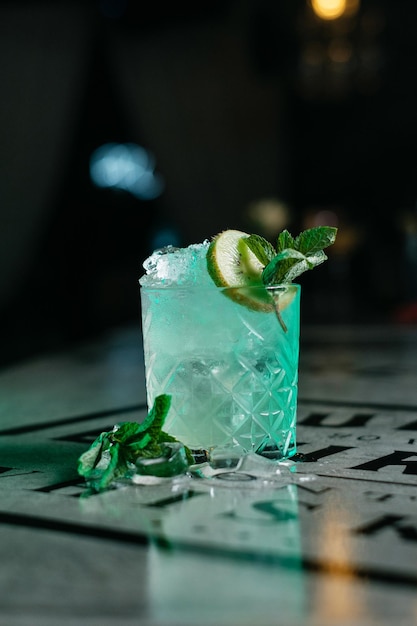 Cocktails zu Hause zubereiten wie ein erfahrener Nachtclub-Barmann Frische und saftige bunte hausgemachte Cocktails, garniert mit Beeren Kiwi auf dunklem Hintergrund